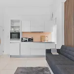Chic 2 Bed Flat West London