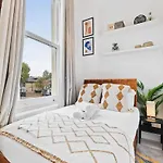 Chic 2 Bed Flat West London