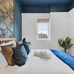 Chic 2 Bed Flat West London