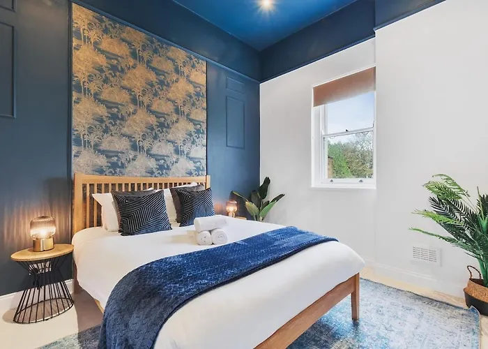 Chic 2 Bed Flat West London