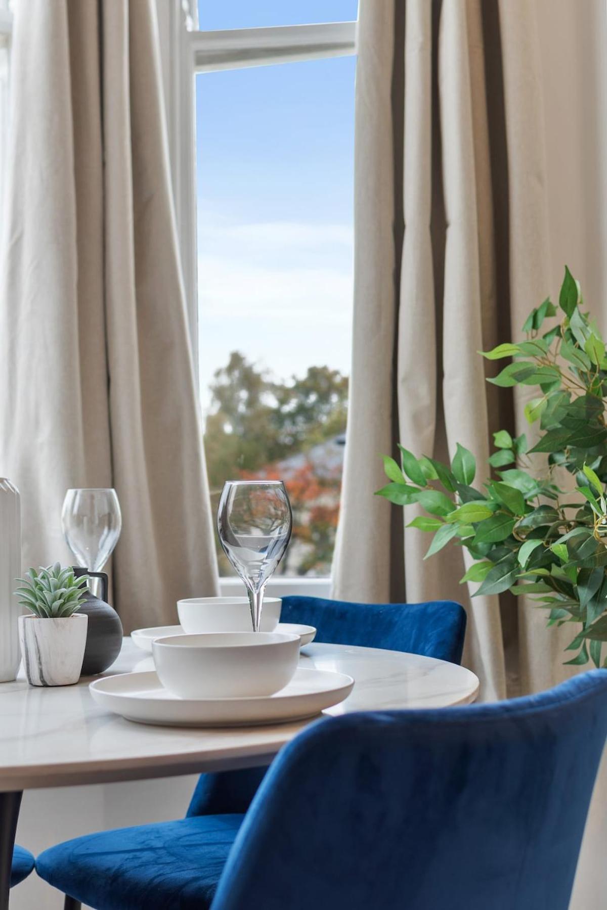 Chic 2 Bed Flat West Appartement Londres